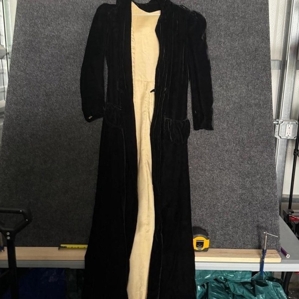 Vintage Black Velvet Long Robe Coat Women's M 1920s 1940s Gothic Duster